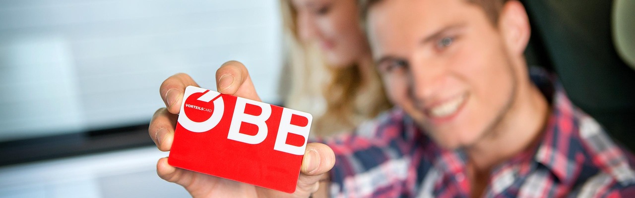 Young person holds Vorteilscard Jugend