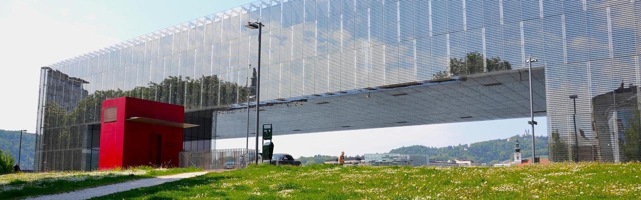 Lentos Linz mit Blick auf den Pöstlingberg