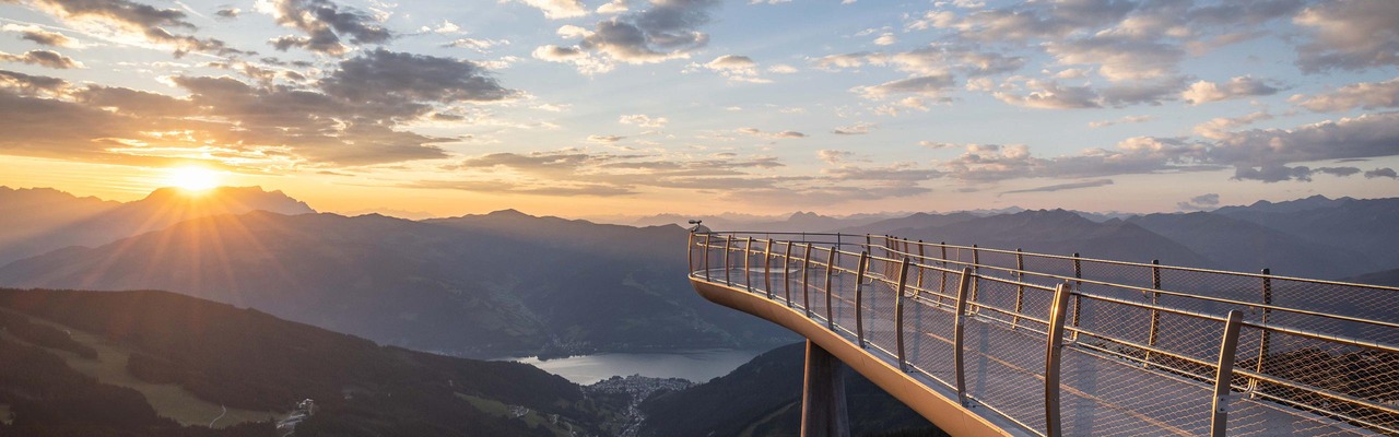 Hiking family on the Schmitten in Zell am See