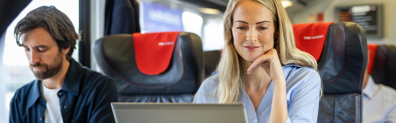 Mann und Frau sitzen in First Class