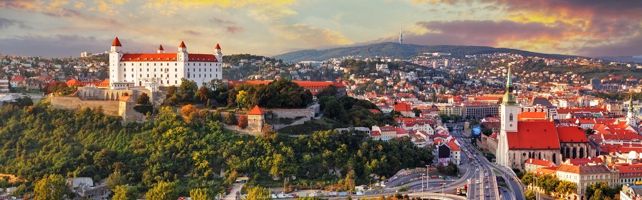 Stadtpanorama mit Schloss in Bratislava