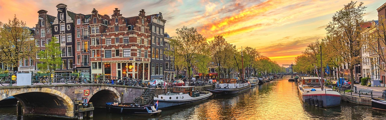 Kanal in Amsterdam bei Dämmerung