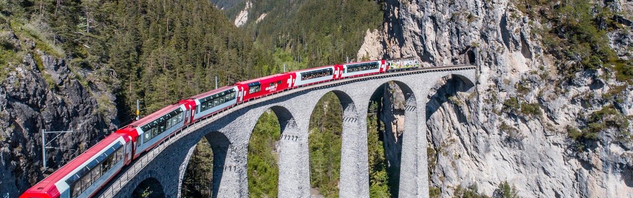 Bernina Express in der Schweiz auf einer Brücke