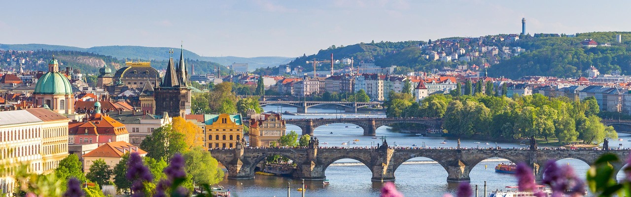 Stadtpanorama mit Karlsbrücke in Prag
