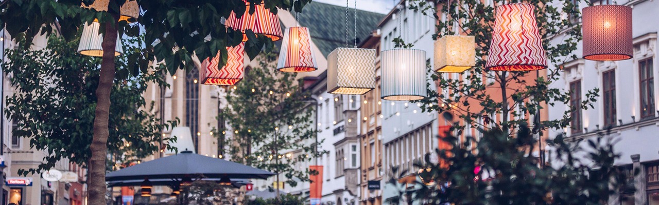 Lampignons hängen auf Straße