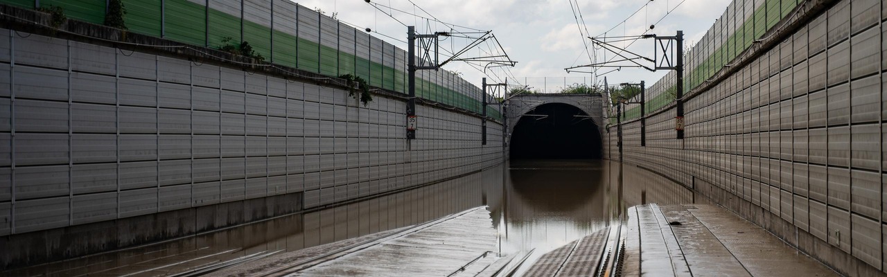 Hochwasser bei einem Tunnel