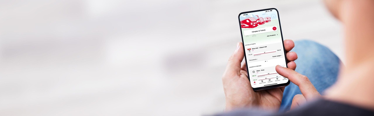 Mann bedient ÖBB App auf Smartphone