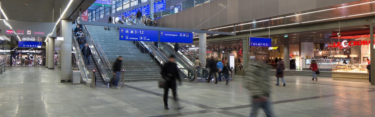 Hauptbahnhof Wien Untergeschoss mit Rolltreppe