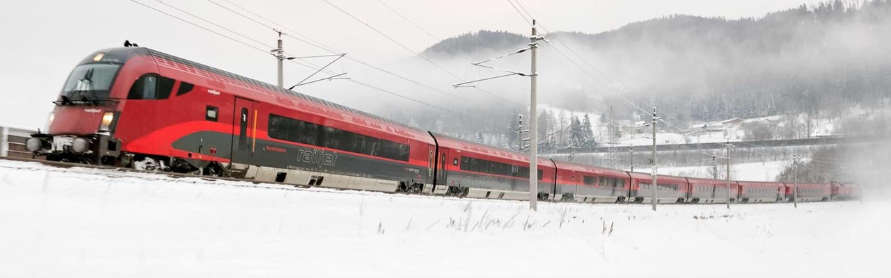 Railjet fährt durch Winterlandschaft