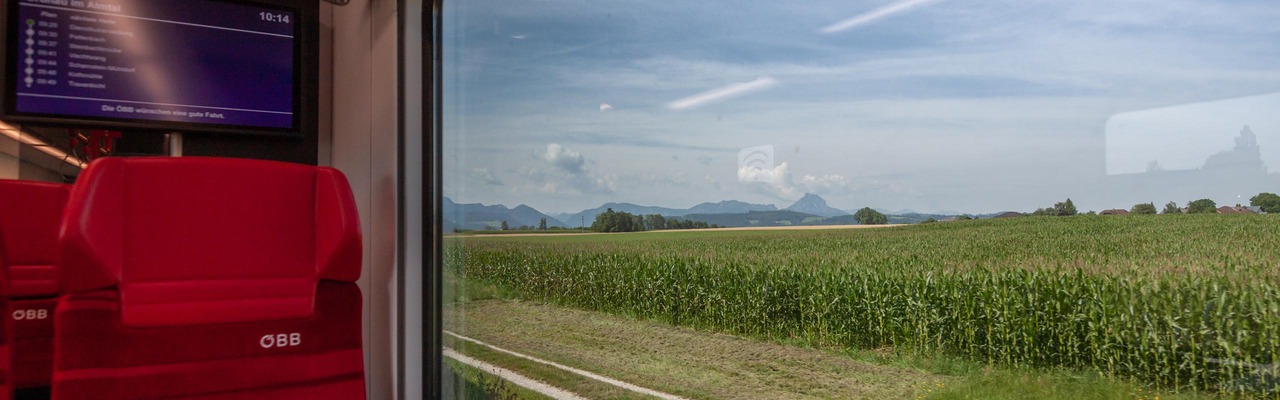 Der Cityjet eco von innen mit Blick aus dem Fenster auf die Landschaft