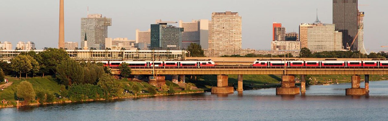 Zwei Cityjets fahren über eine Brücke