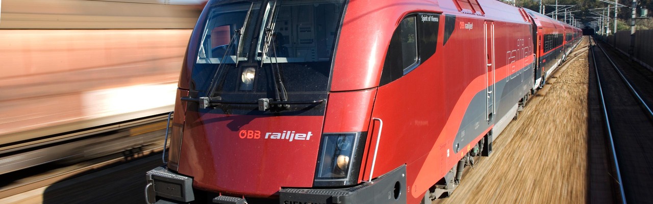 Railjet Frontansicht auf offener Strecke