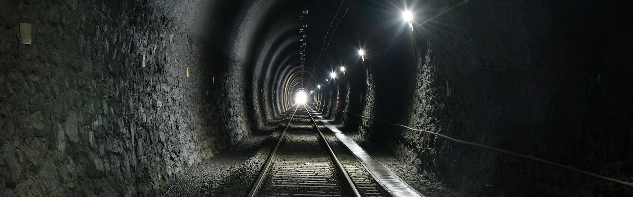 Gleise im Tunnel