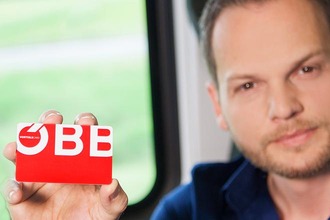 Mann hält Vorteilscard Familie © ÖBB / Harald Eisenberger Mann hält Vorteilscard Familie