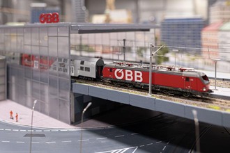 Modelleisenbahn einer ÖBB Lok