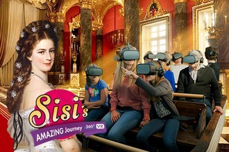 Sujet Sisi Journey - Menschen sitzen mit VR Brillen in Halle