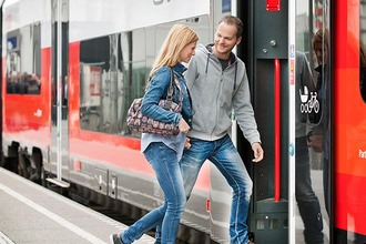 Couple gets into ÖBB Cityjet