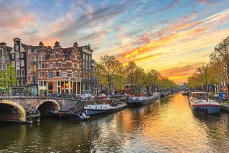 Kanal in Amsterdam bei Dämmerung