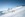 Skifahrer auf Piste vor Bergpanorama