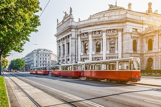 Straßenbahn auf der Ringstraße beim Burgtheater