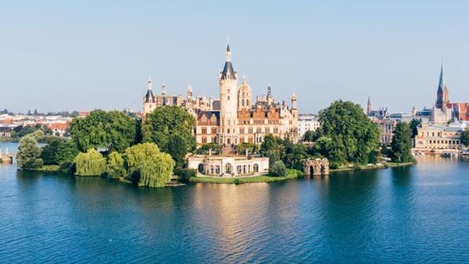 History & culture in the state capital; With charm and a castle: Schwerin