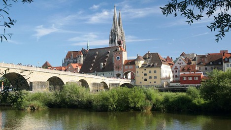 Kunst und Kultur zum länger dableiben; Klassische Stadtansicht von Regensburg