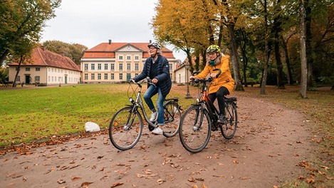 Active among colourful leaves and fresh wind; bike riding in Gut Emkendorf