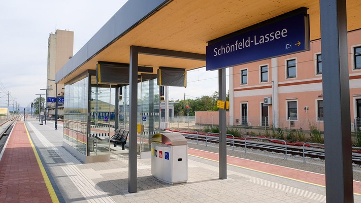 Bahnsteig am Bahnhof in Schönfeld-Lassee