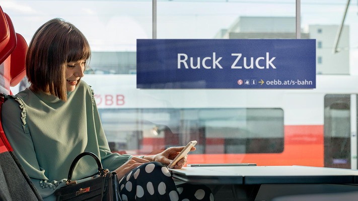 S-Bahn Sujet "Ruck Zuck" - Frau sitzt vor Zugfenster