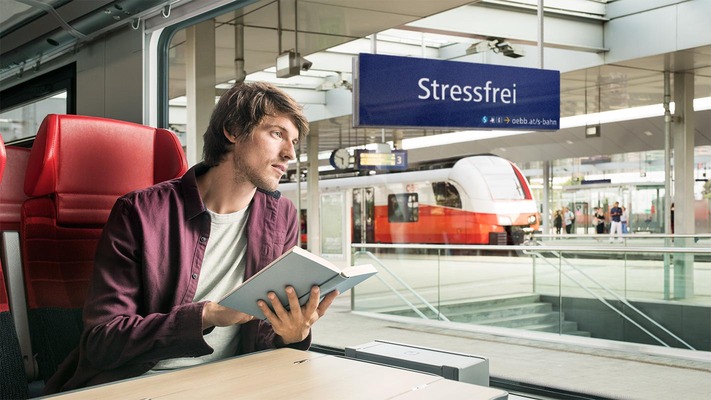 S-Bahn Sujet "Stressfrei" - Mann blickt gedankenverloren aus dem Zugfenster