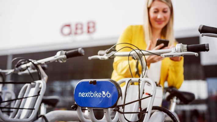 Frau fotographiert E-Bike im Fahrradständer © ÖBB / Harald Eisenberger Frau fotographiert E-Bike im Fahrradständer