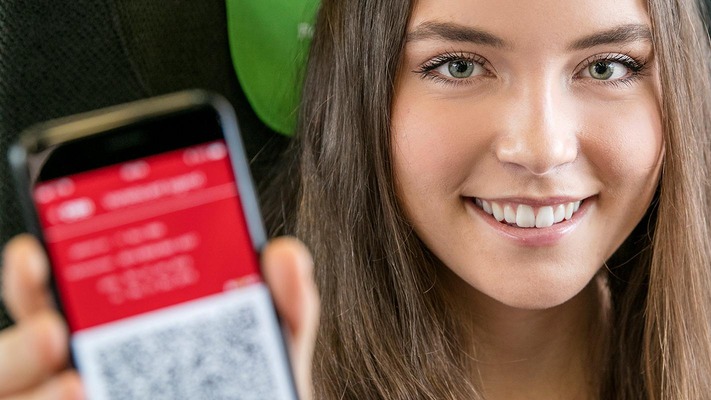 Young people showing the ÖBB app with Vorteilscard