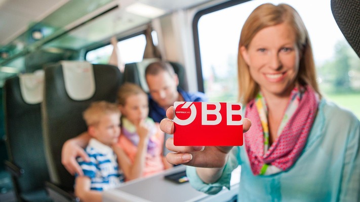 Frau mit Familie hält Vorteilscard Familie © ÖBB / Harald Eisenberger Frau mit Familie hält Vorteilscard Familie