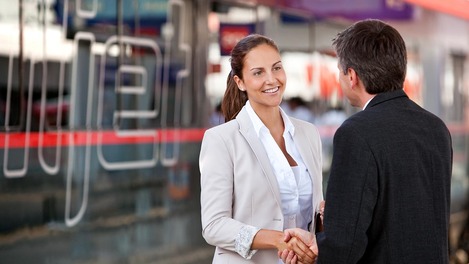 Businessreisende reden am Bahnsteig vor Railjet