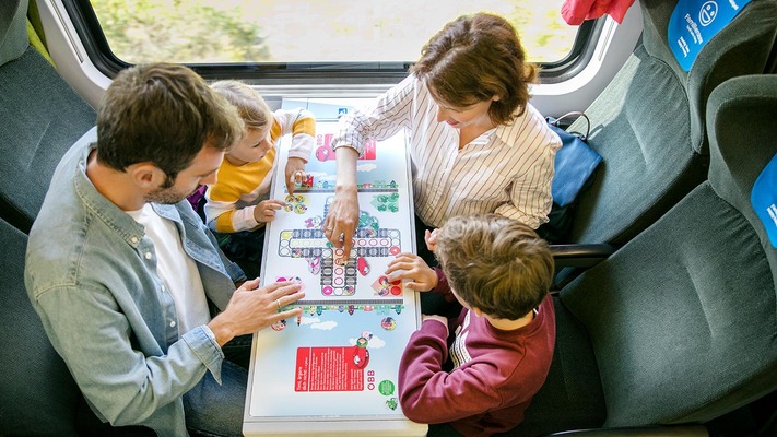 Familie in der Economy Class im ÖBB Railjet