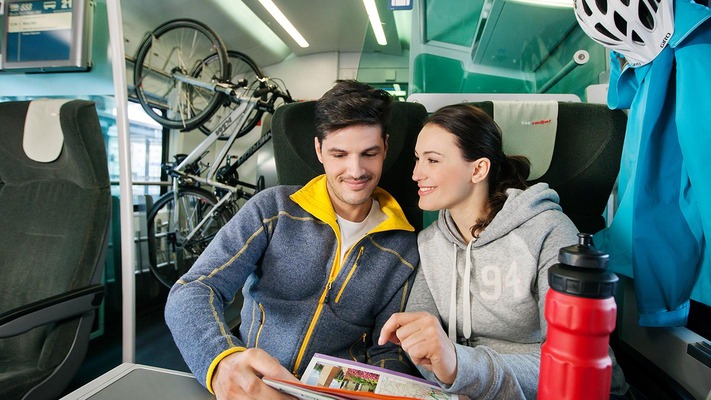 Paar mit Fahrrädern im ÖBB Railjet