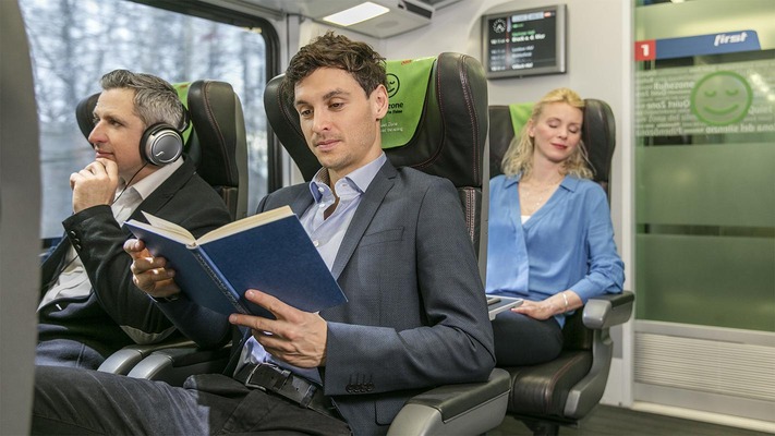 Personen in der Ruhezone im ÖBB Railjet