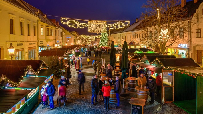 Der Christkindlmarkt in Eisenstadt bei Nacht
