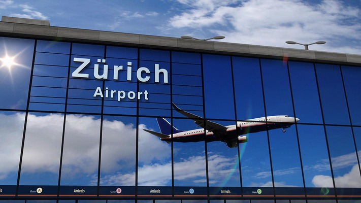 Flugzeug landet am Flughafen Zürich