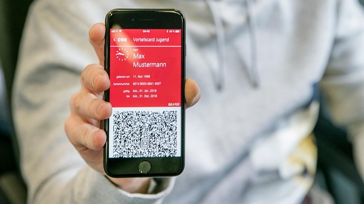 Teenager shows his Vorteilscard in the ÖBB app © ÖBB Teenager shows his Vorteilscard in the ÖBB app