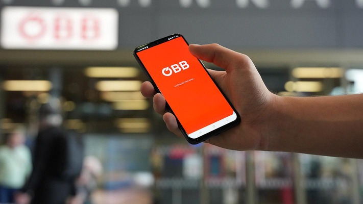 Hand hält Smartphone mit ÖBB App