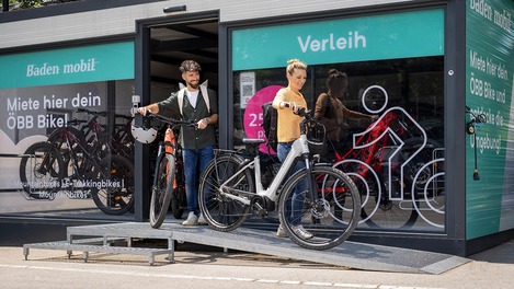 Fahrrad-Gruppe beim Ausleihen an einem Bike Rental Standort