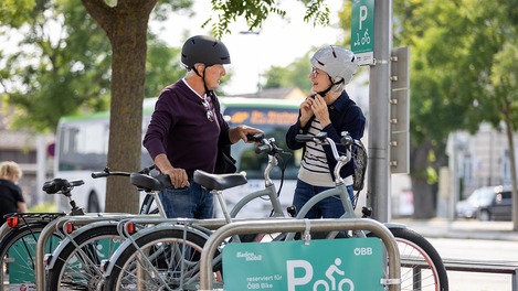 Fahrrad-Gruppe an einer Bike Sharing Station