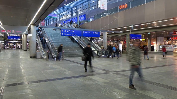 Hauptbahnhof Wien Untergeschoss mit Rolltreppe