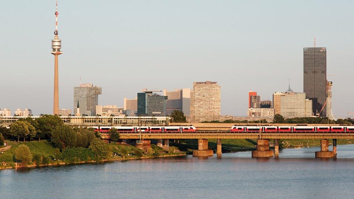 Zwei Cityjets fahren über eine Brücke