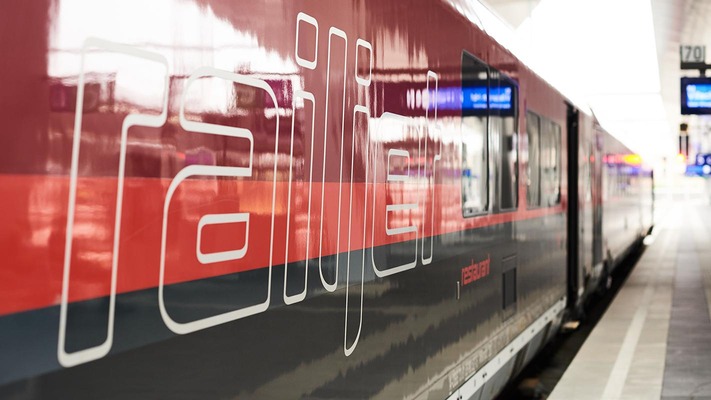"railjet" Schriftzug auf dem Zug
