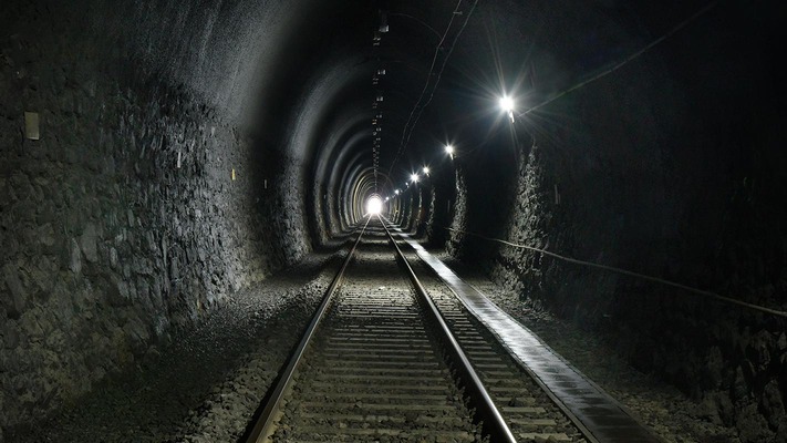 Gleise im Tunnel
