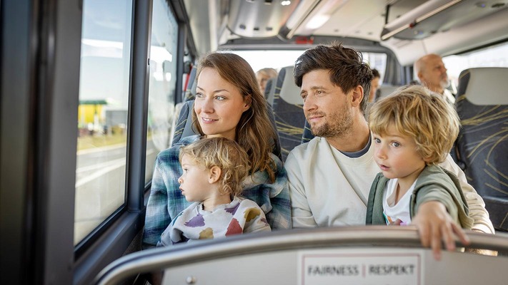 Familie im Bus der Vienna Airport Lines